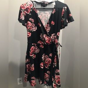 A. Byer lovely floral print dress, tie waist, flutter sleeves, size L.